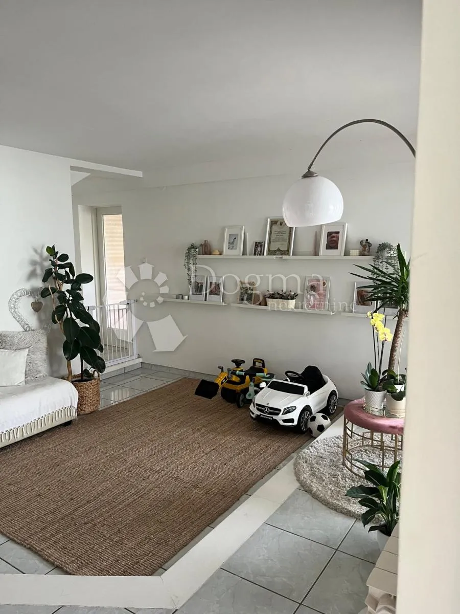 prekrasna vila sa velikom uređenom okućnicom - slika 3
