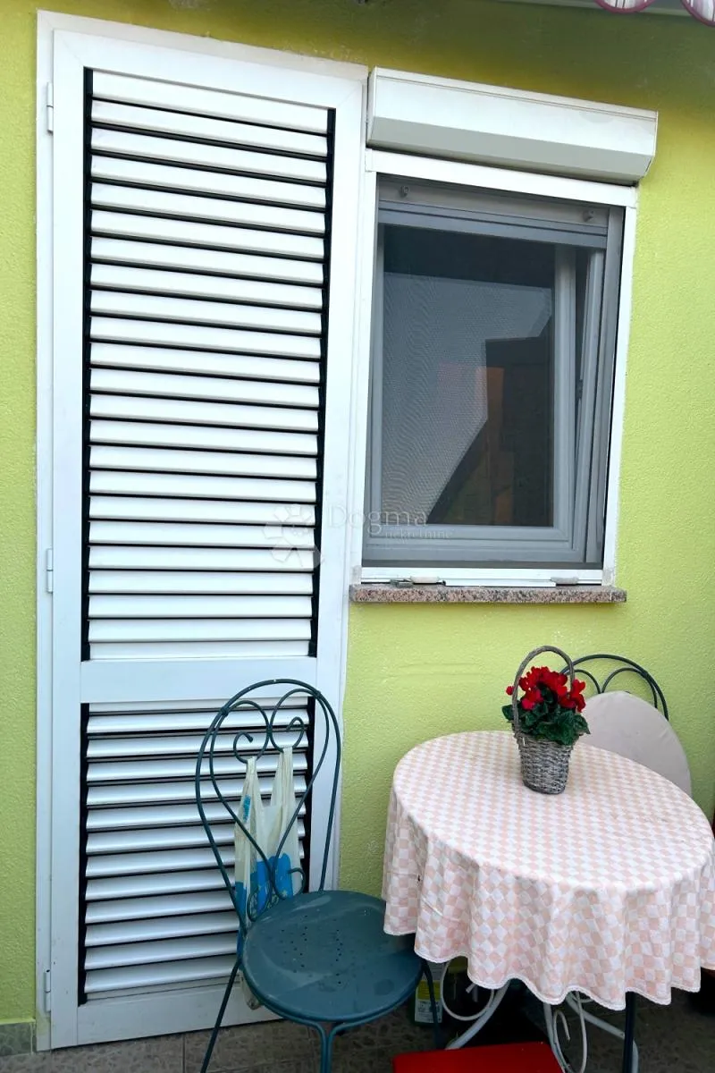 rovinj – kvalitetan stan s terasom i dvorištem - slika 9