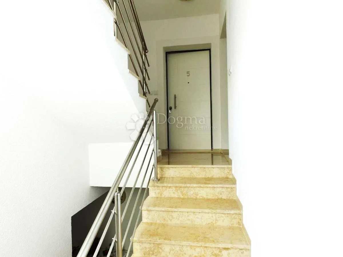 kuća sa 6 stambenih jedinica - 600m od mora! - slika 35
