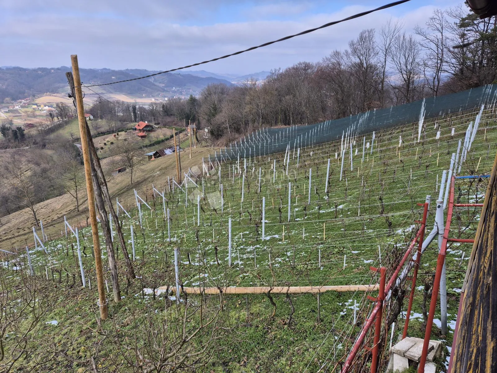 šarmantna vikendica sa voćnjakom i vinogradom na brijegu okruženom dvorcima - slika 11