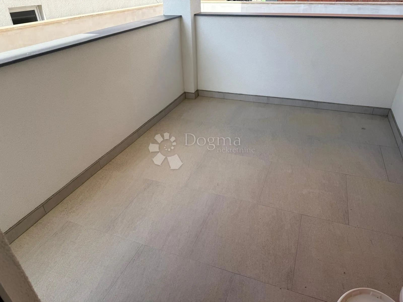 stan u prizemlju novogradnje 92m2, sa dvorištem 95m2, na otoku viru - slika 18