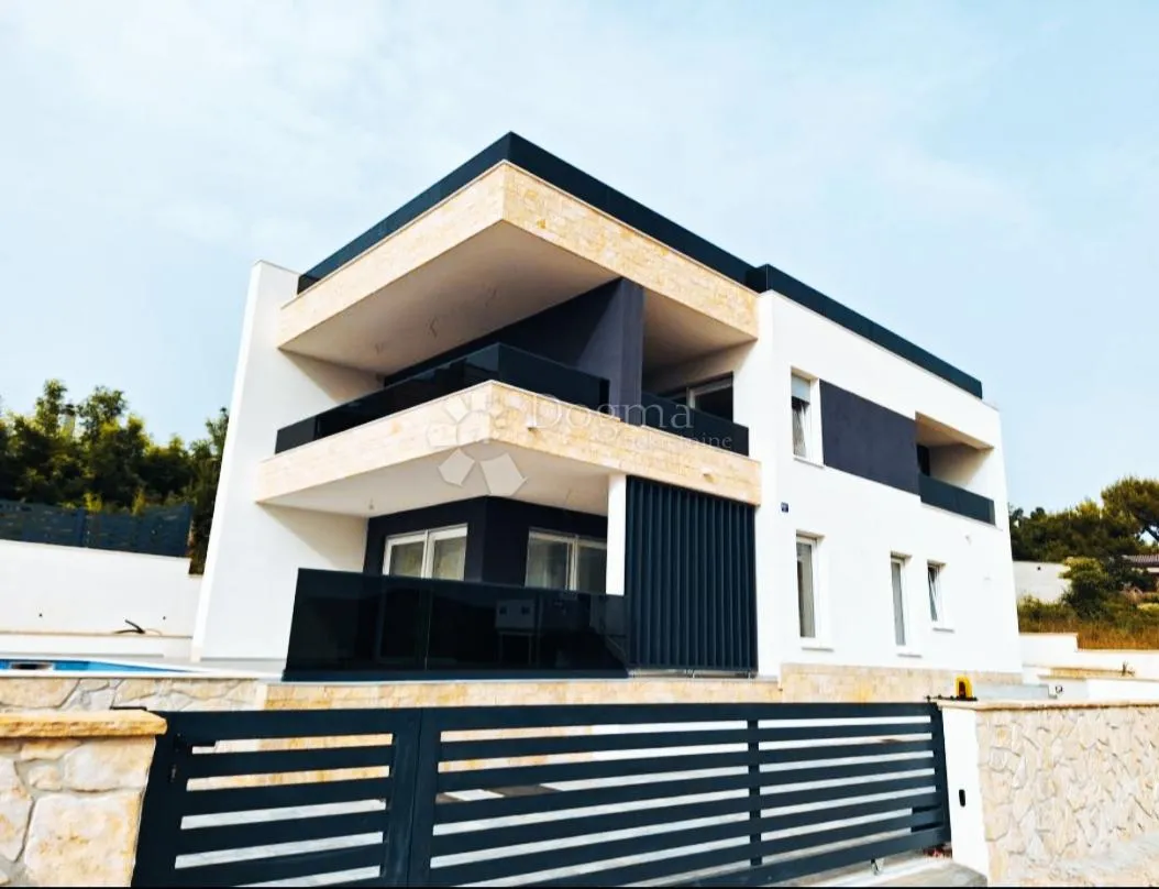 vila na 250m od mora, rtina - slika 3