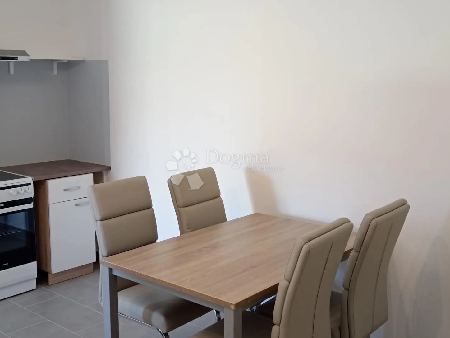 dvosoban uređen stan - 10 minuta od pule - slika 8