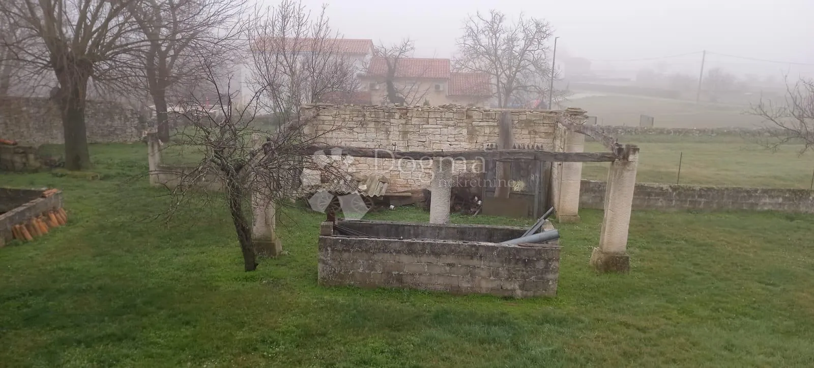 kuca sa velikim građevinskim terenom - slika 13