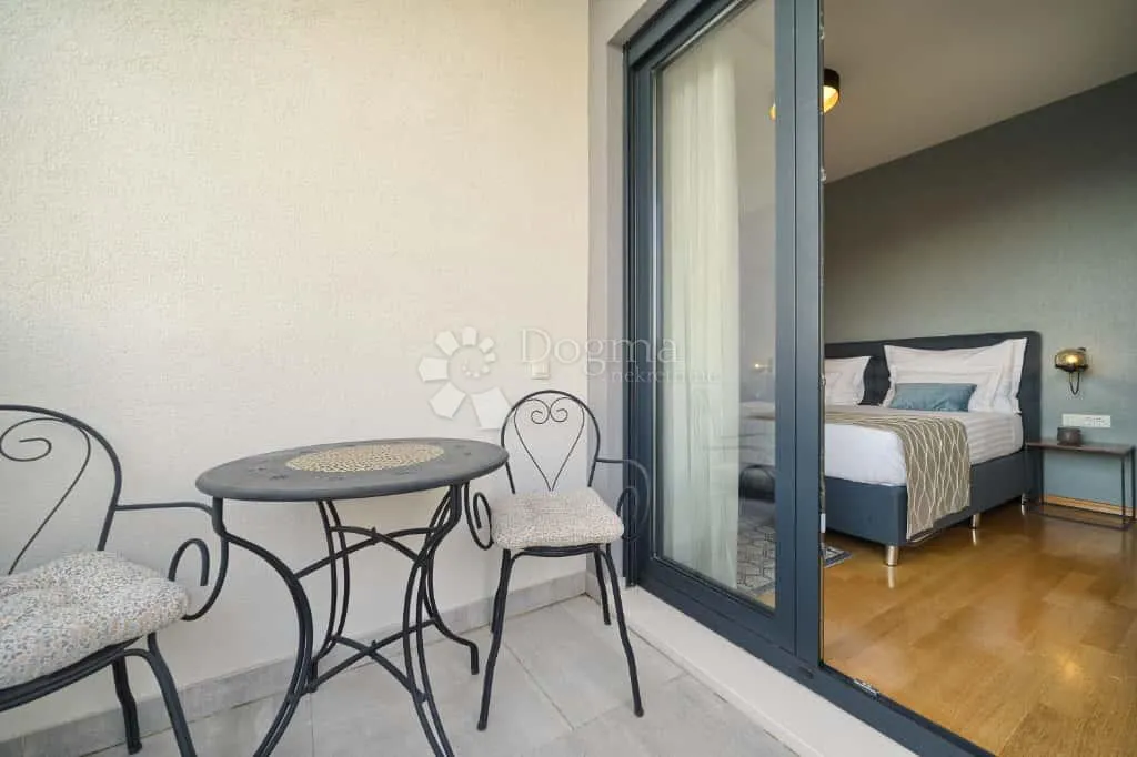 vila s bazenom u strožancu - slika 10