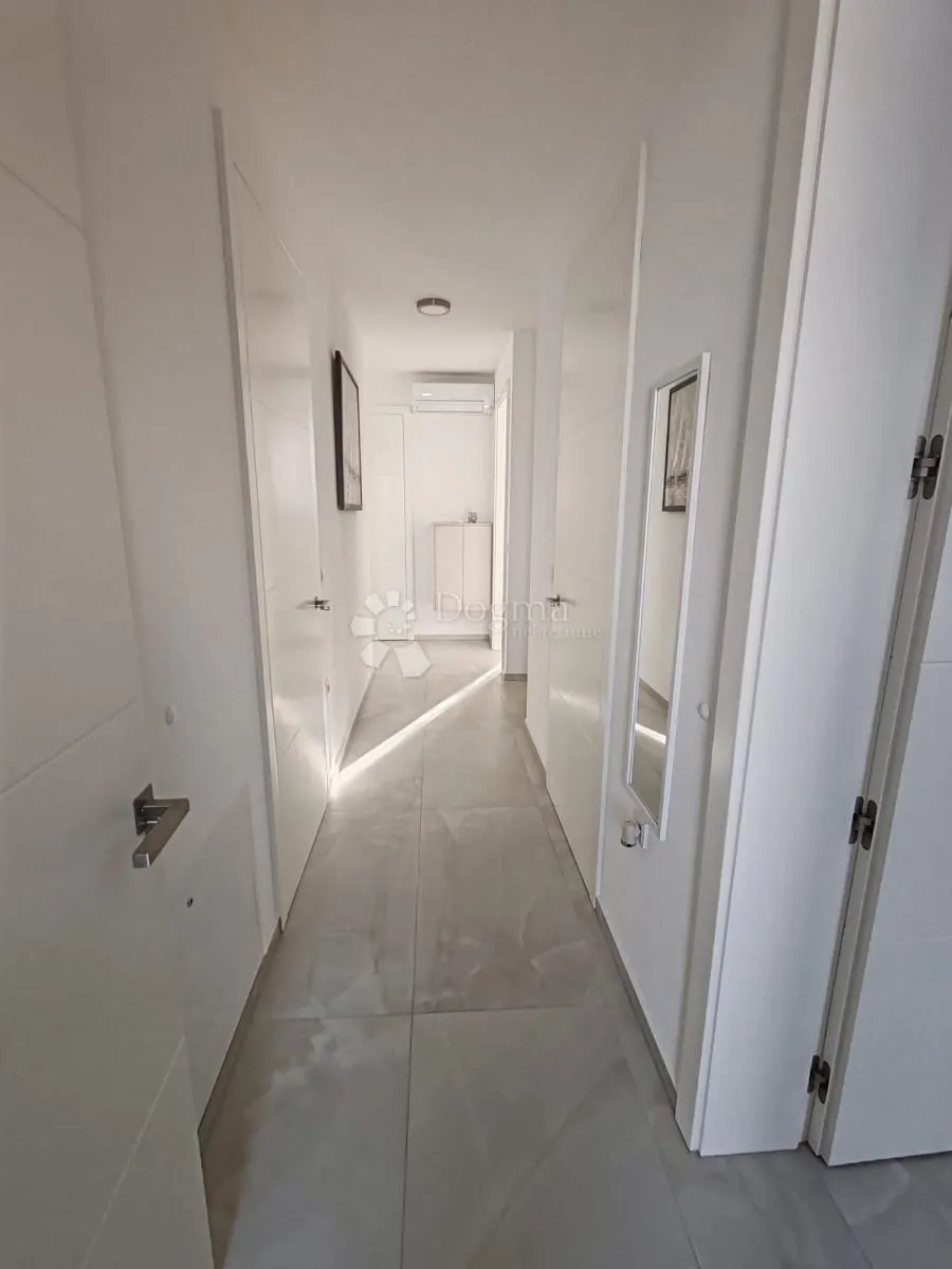 vodice - prekrasna novoizgrađena kuća s garažom i dvorištem - slika 29