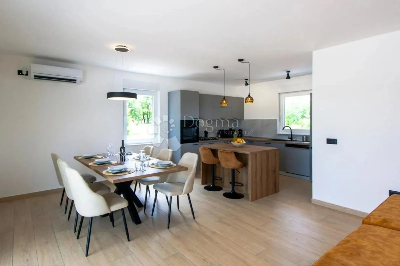 villa sa bazenom, konobom i 3800m2 okućnice - slika 11