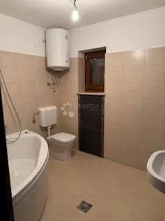 dvoetažna kuća s bazenom i dva parkirna mjesta, kaštel, istra - slika 16