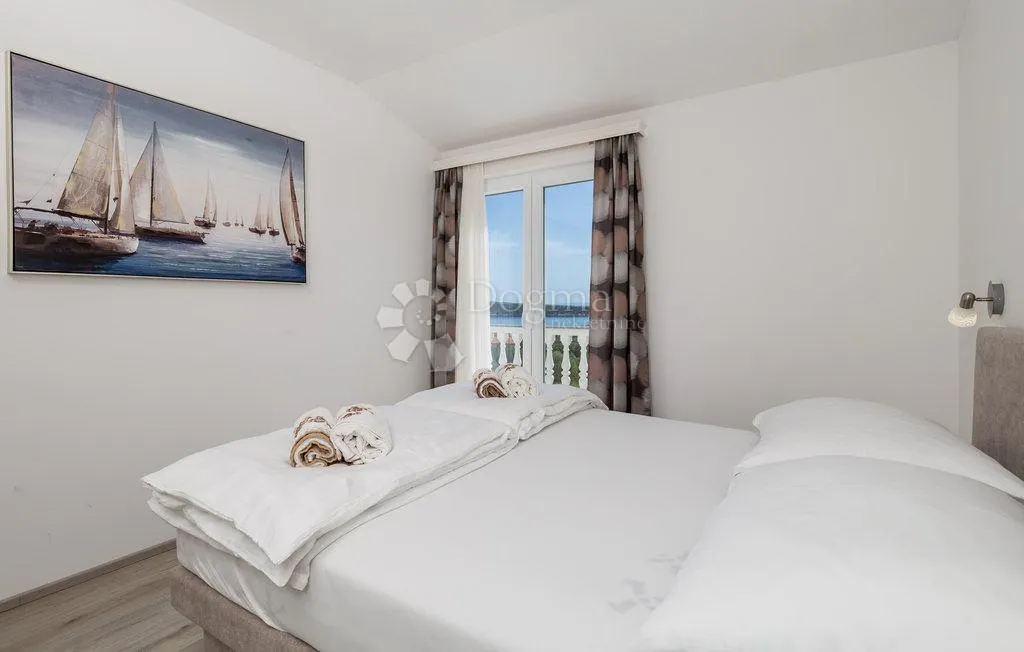 banjol-dvojna mediteranska vila s pogledom na more i bazenima - slika 31