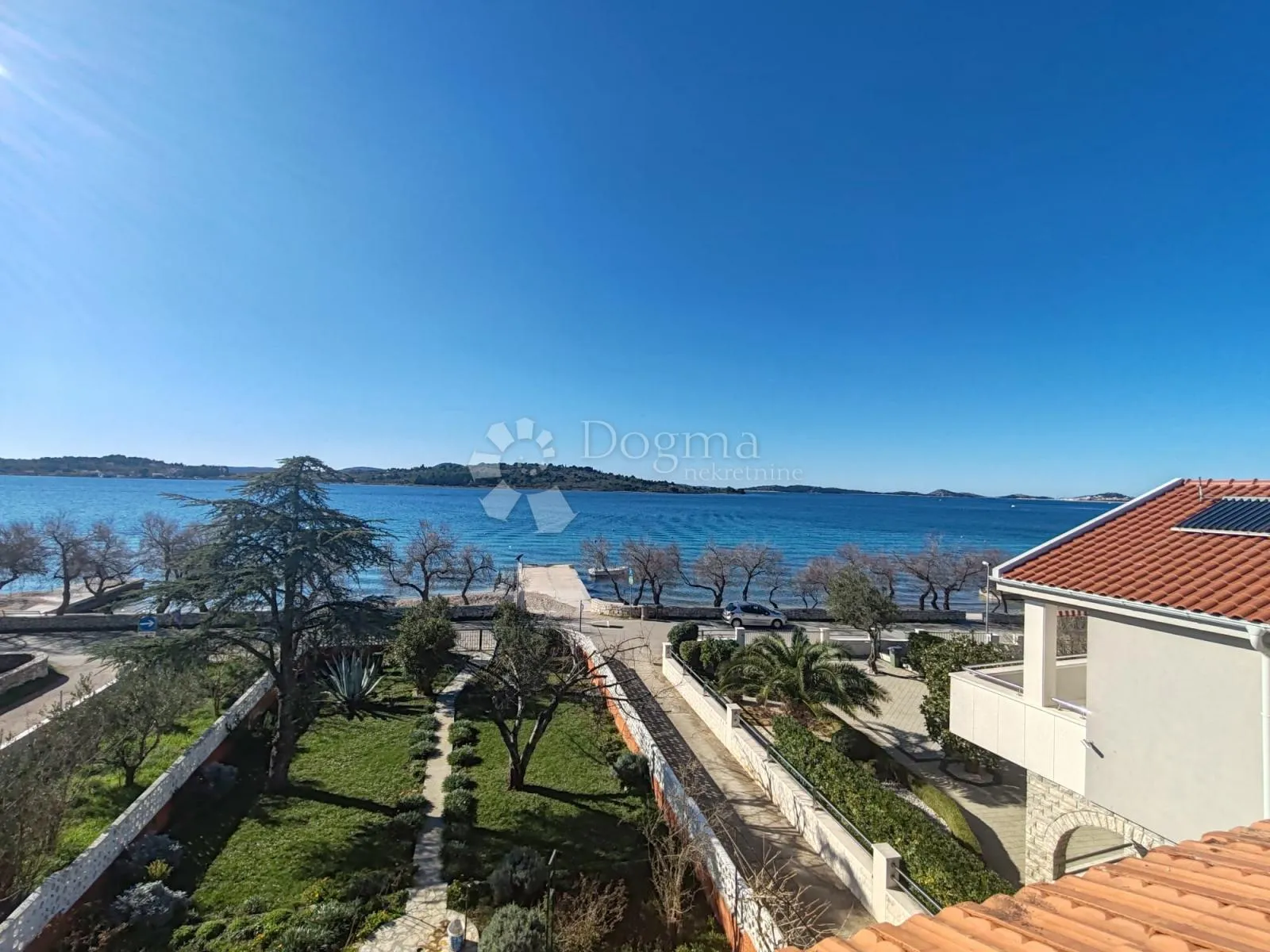 srima - atraktivna kuća u prvom redu do plaže s predivnim vrtom - slika 32