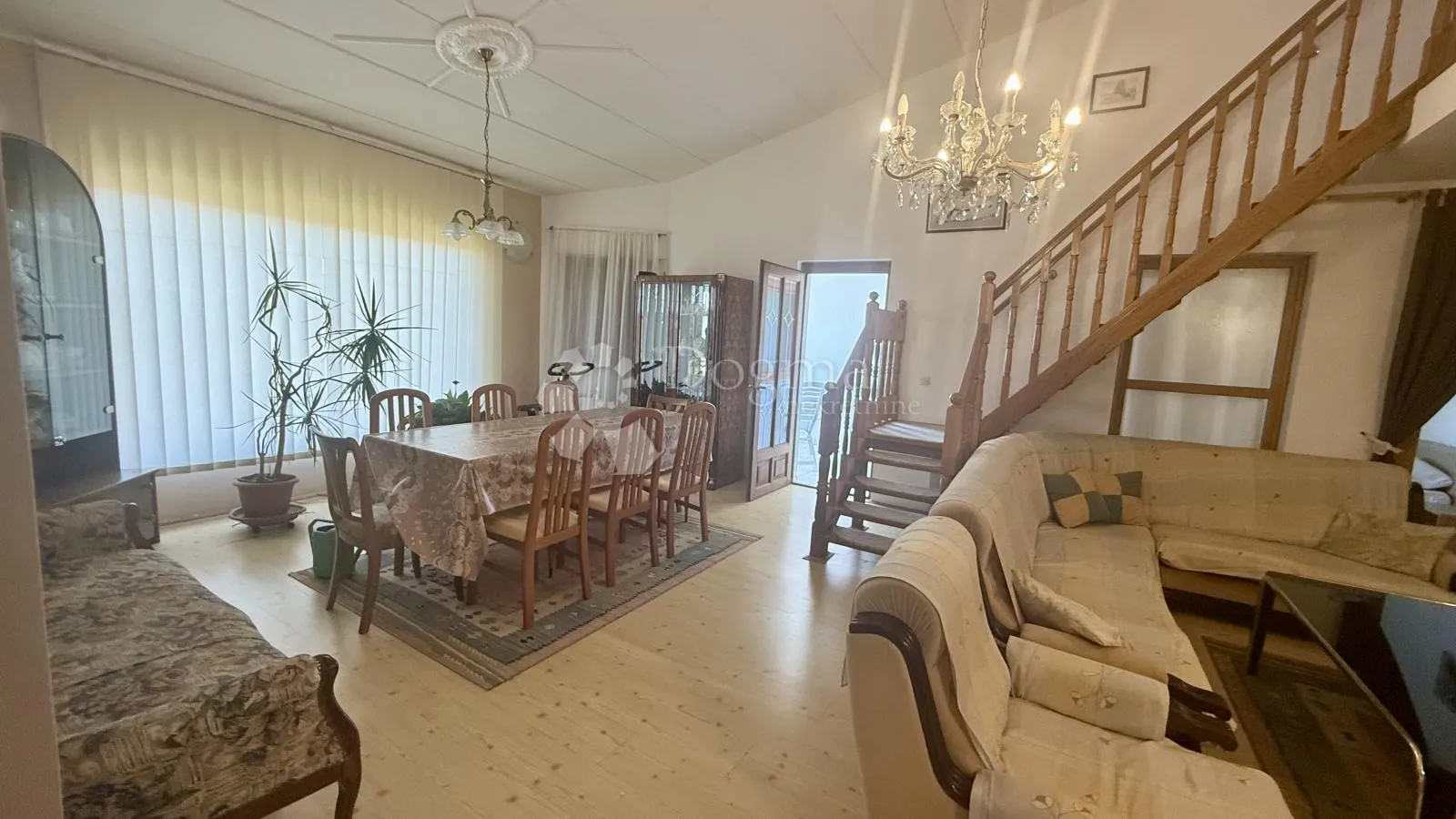 samo kod nas!! pula,apartmanska kuća blizu centra sa ljetnom kuhinjom,garažom i bazenom - slika 7