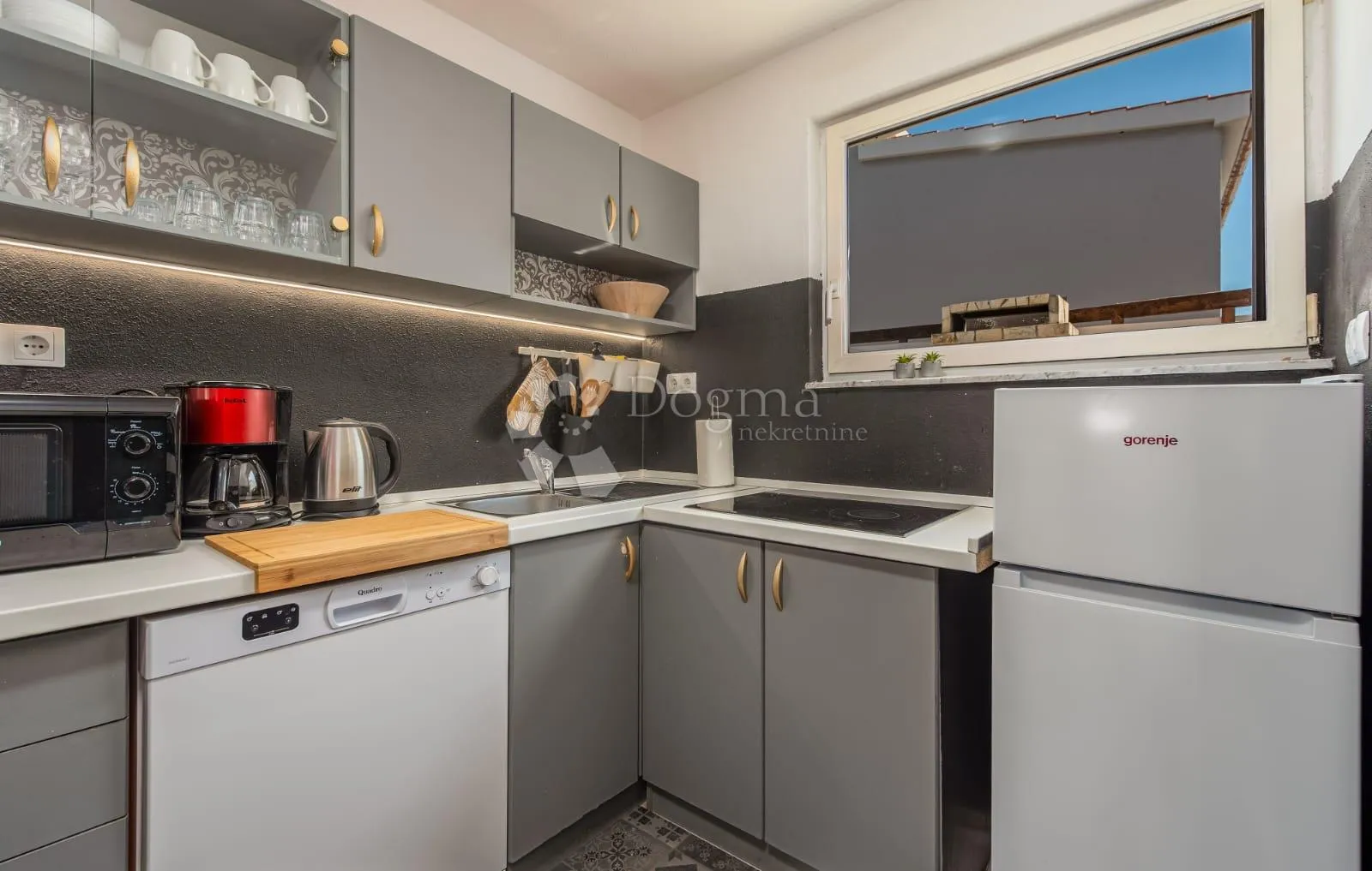 tri apartmana s bazenom - slika 21