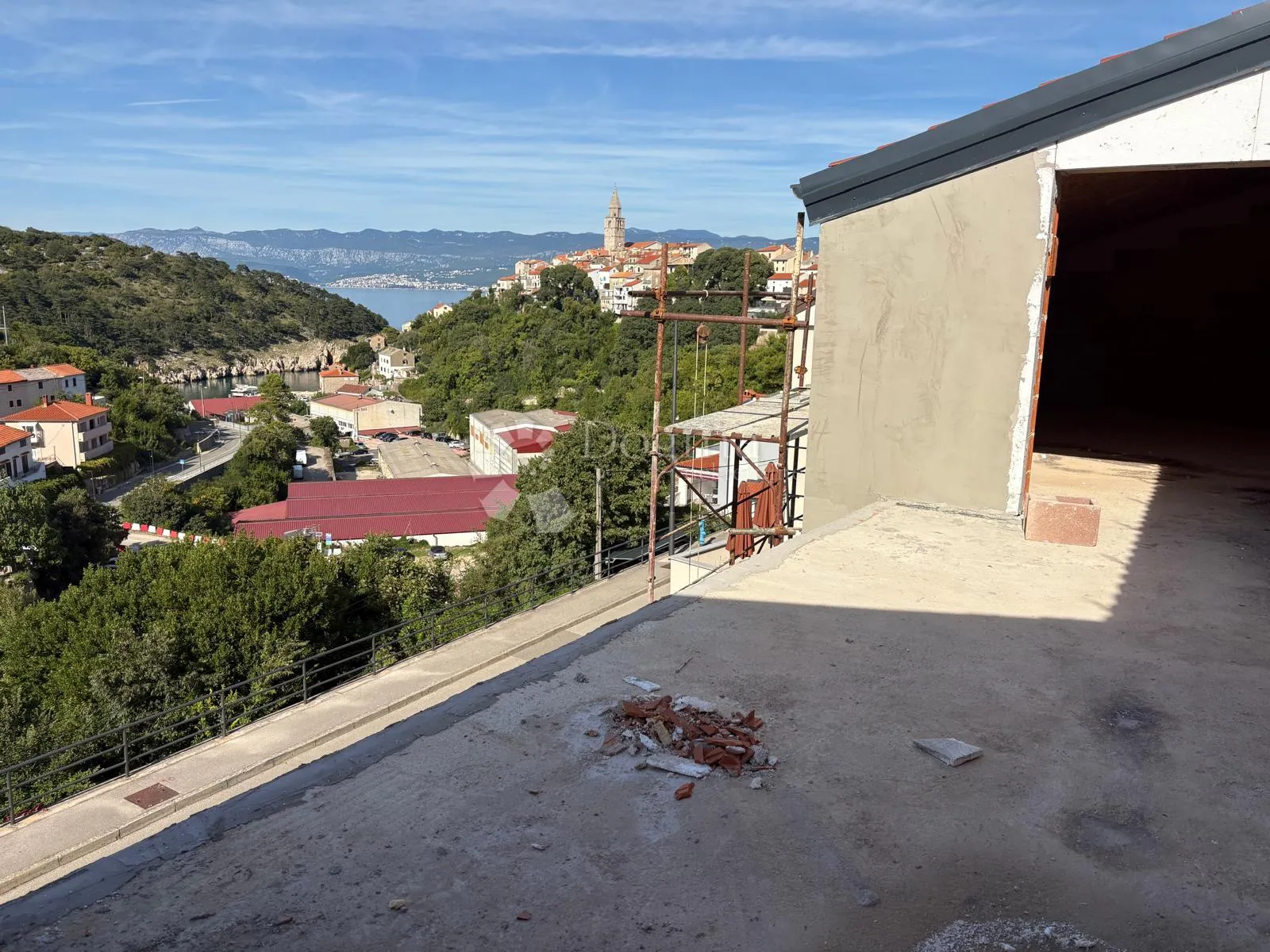 vrbnik – ekskluzivan apartman 3s+db u novogradnji s otvorenim pogledom na more - slika 8