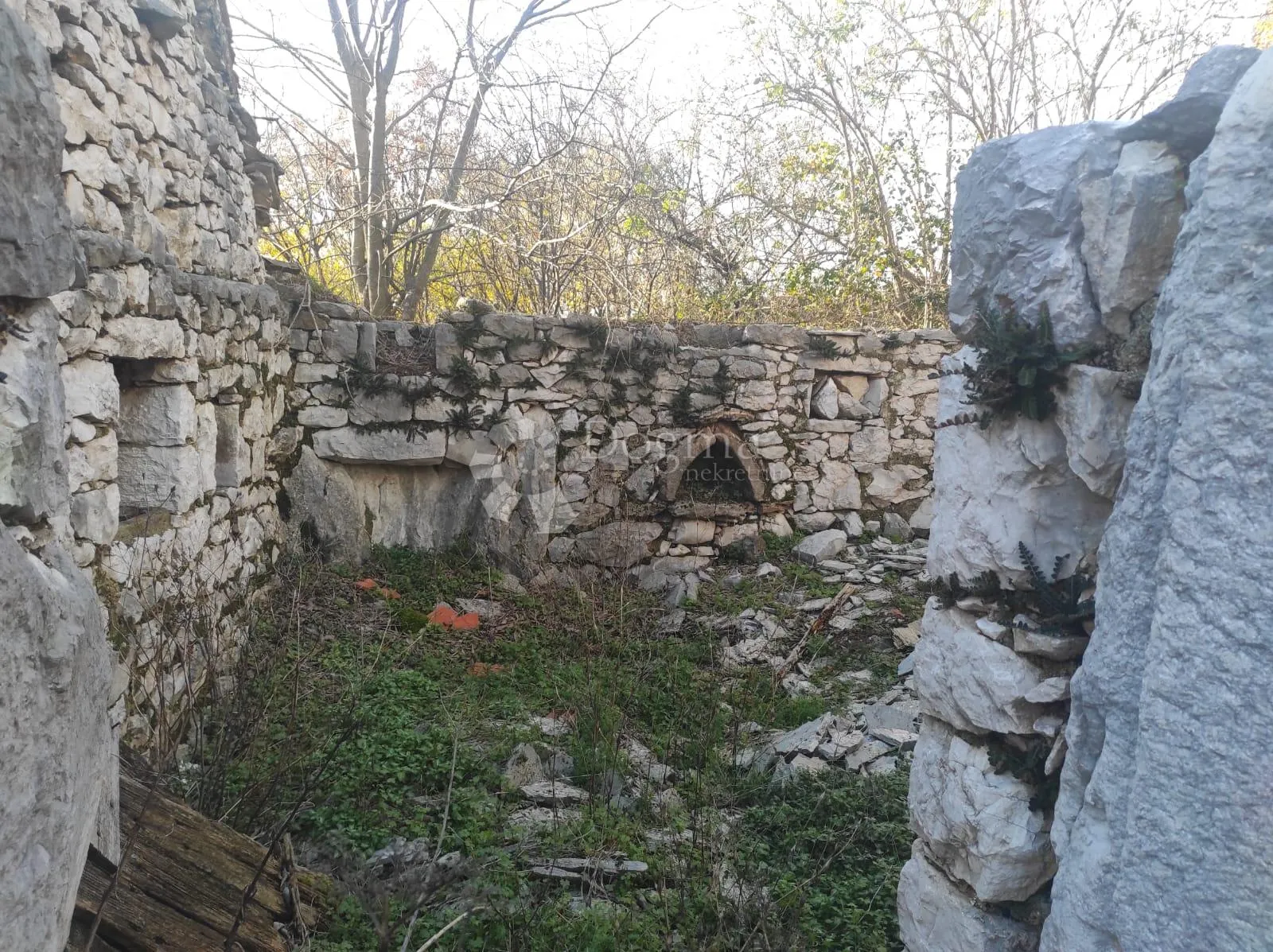 kamene kuće sa 3.500 m² zemljišta – mir, privatnost i blizina splita - slika 5