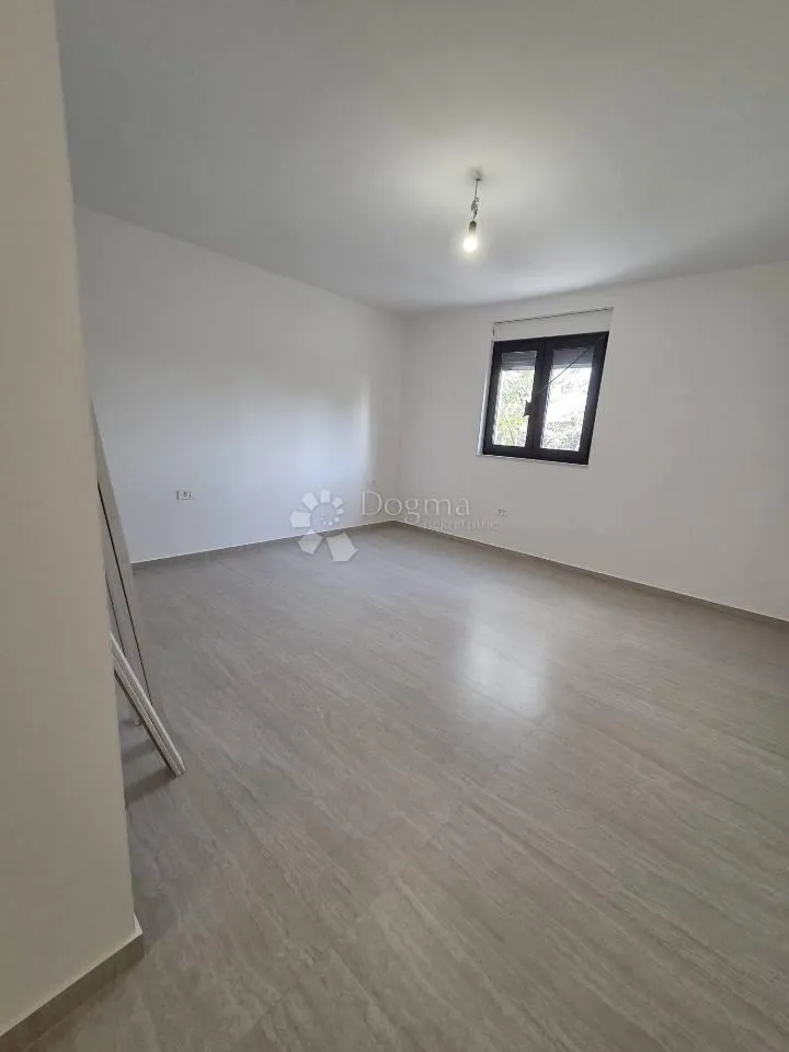 briševo moderna prizemnica s velikim vrtom - slika 7