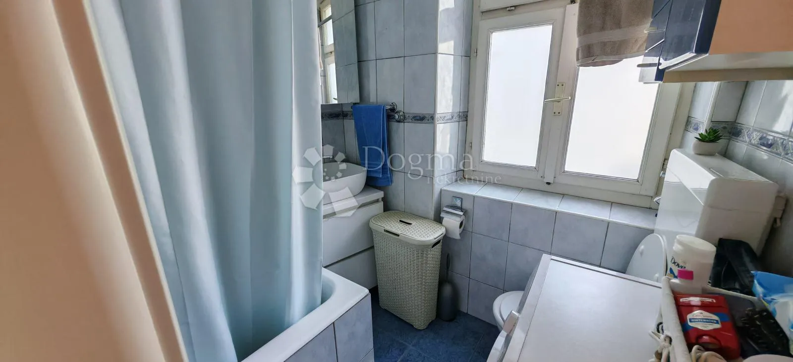 dvosoban stan u strogom centru zadra - slika 8