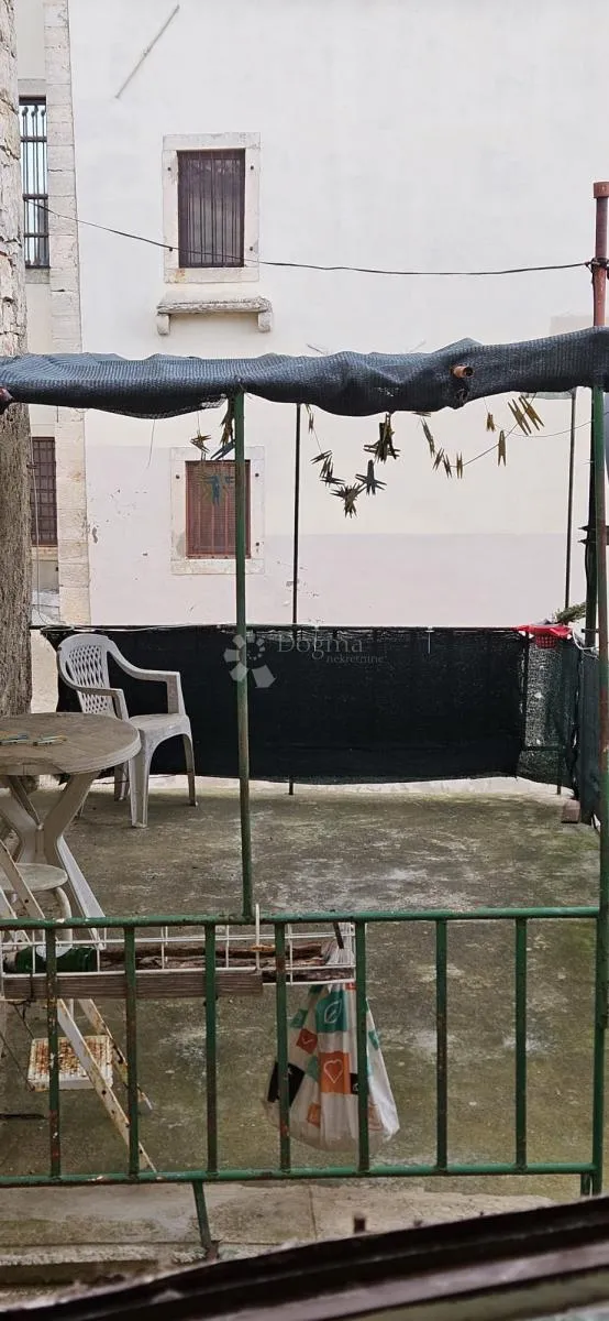 kamena kuća s terasom i garažom - slika 7