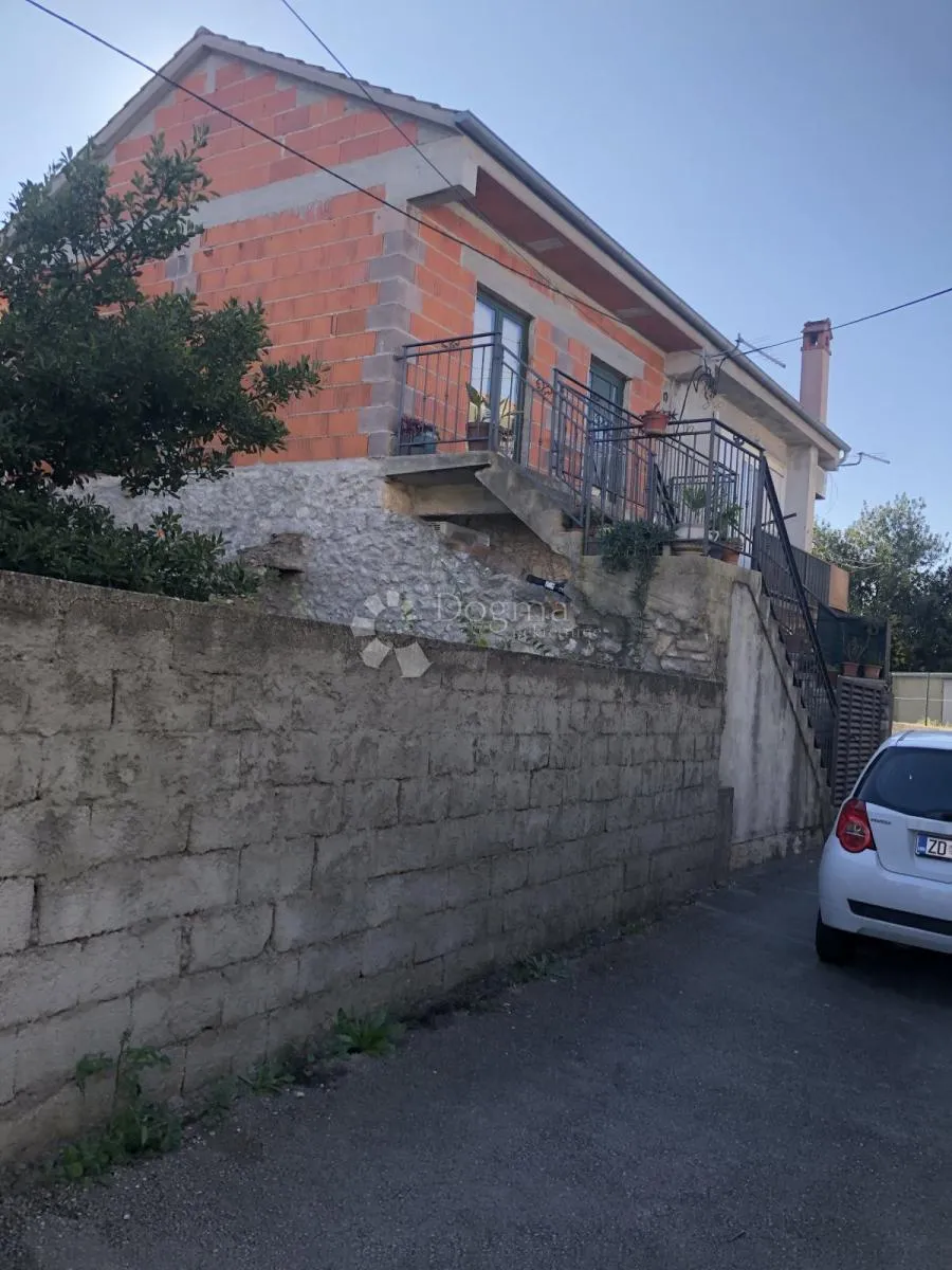 kuća s potencijalom 200m od mora - slika 4