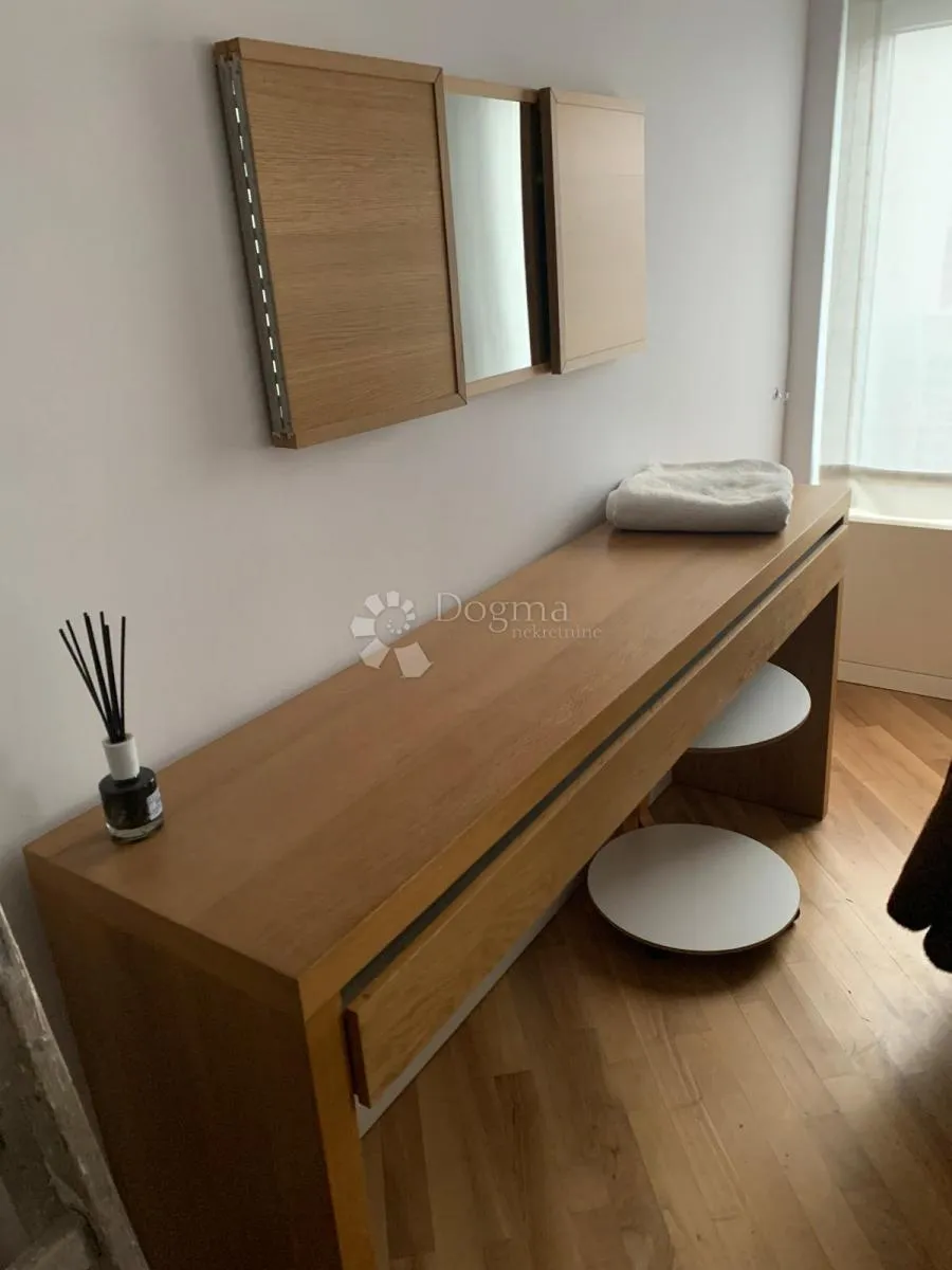 luksuzni troetažni penthouse sa terasom i bazenom - slika 7