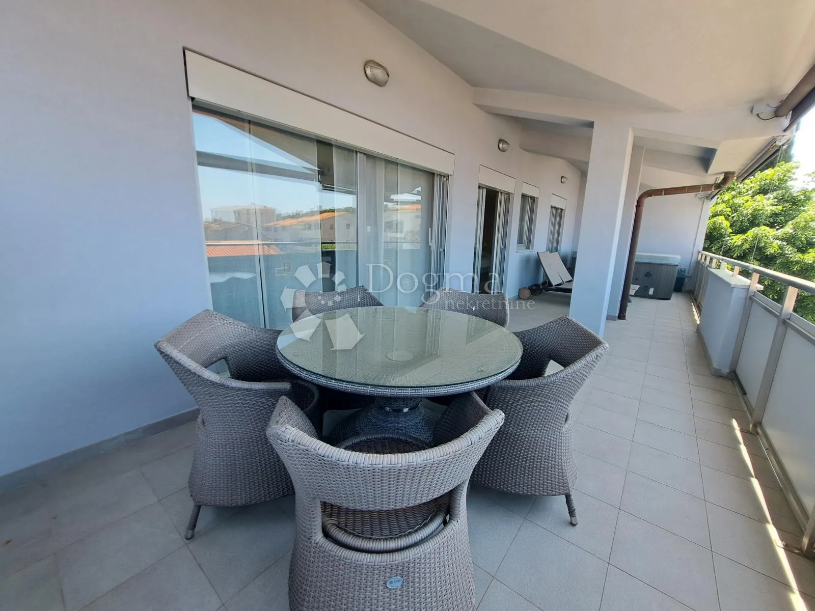 impresivan penthouse s pogledom na more, pješćana uvala - slika 18