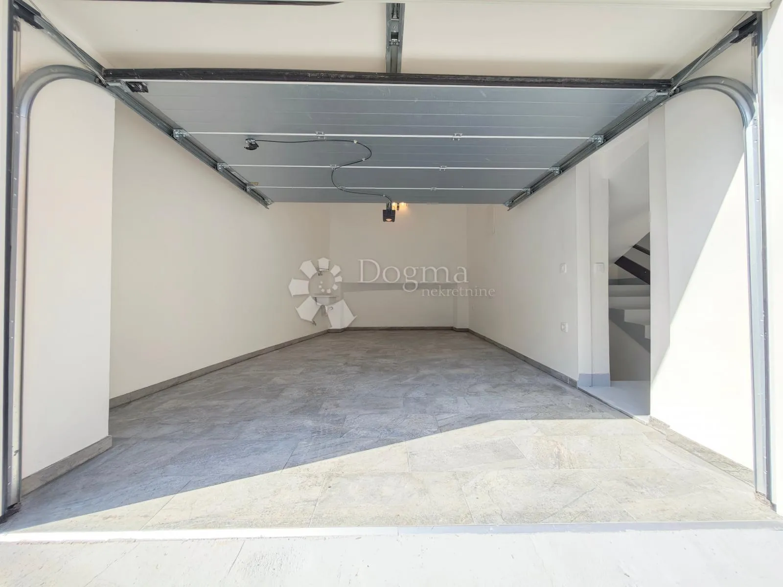 trosoban stan sa garažom nadomak mora i centra - slika 5
