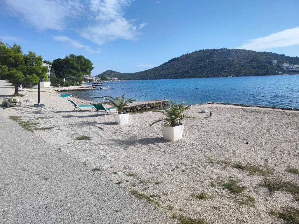 rogoznica- predivna villa na plaži - slika 11
