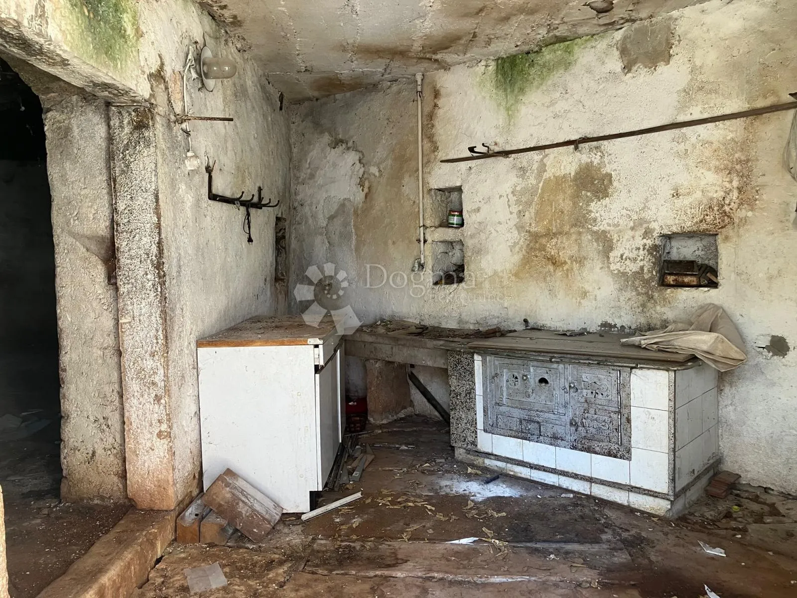 kamena kuća za renovaciju u pilatima - slika 16
