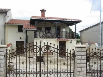 šarmantna kuća ne velikoj okućnici - slika 2