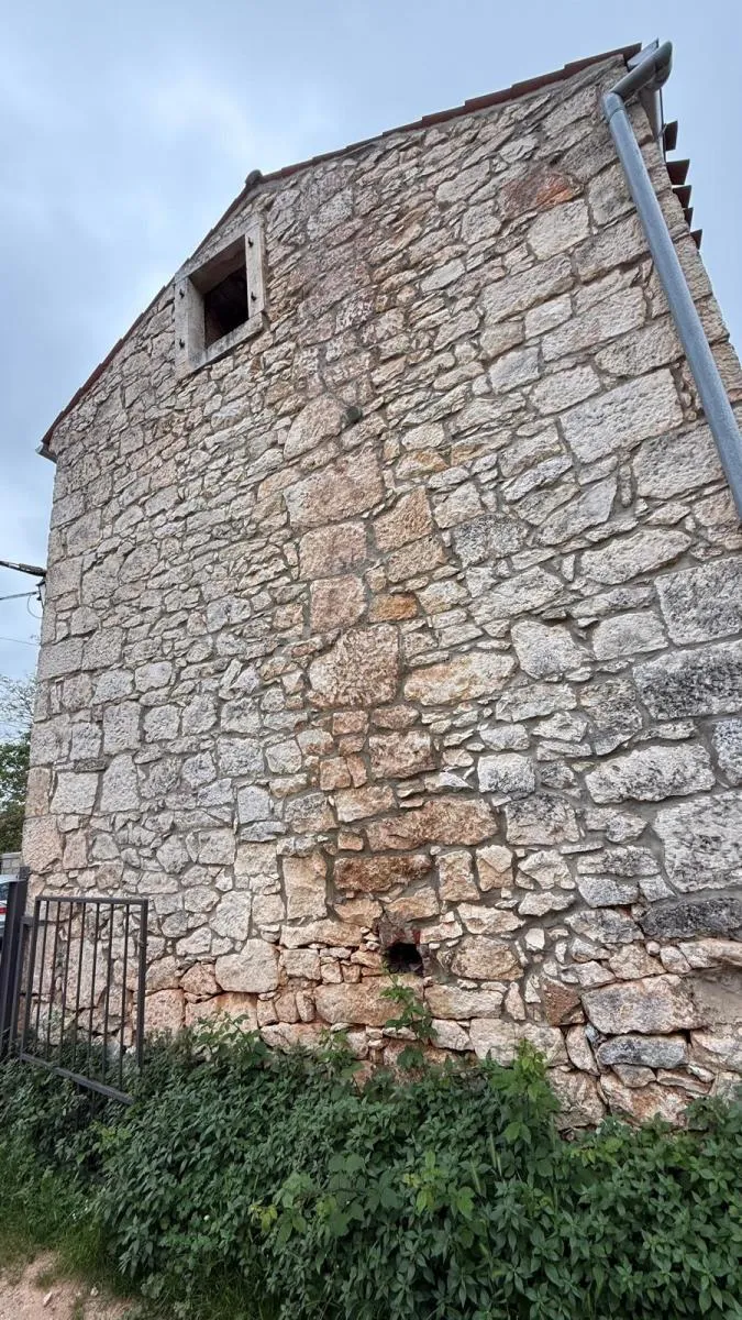kamena priča za renovaciju na dobroj lokaciji - slika 14