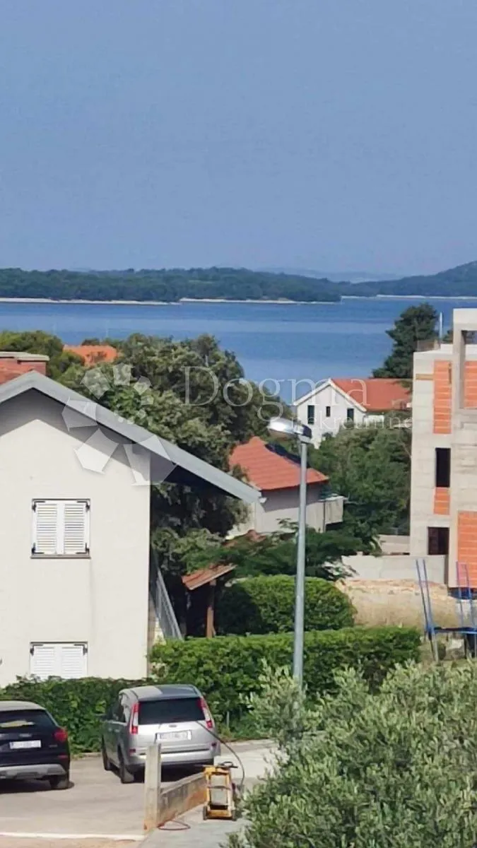 žaborić - tri uređena stana u kući - slika 16