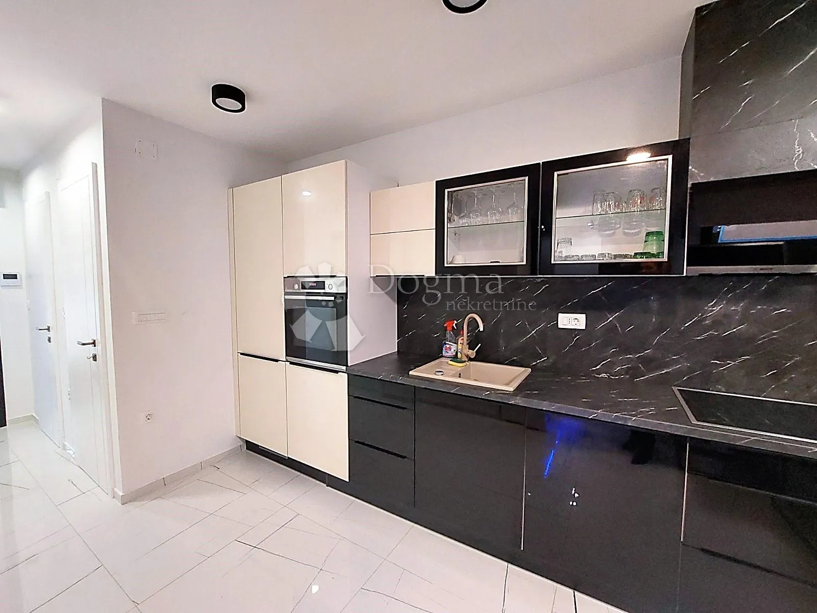 eksluzivan apartman u prizemlju sa bazenom, 70m od mora - slika 11