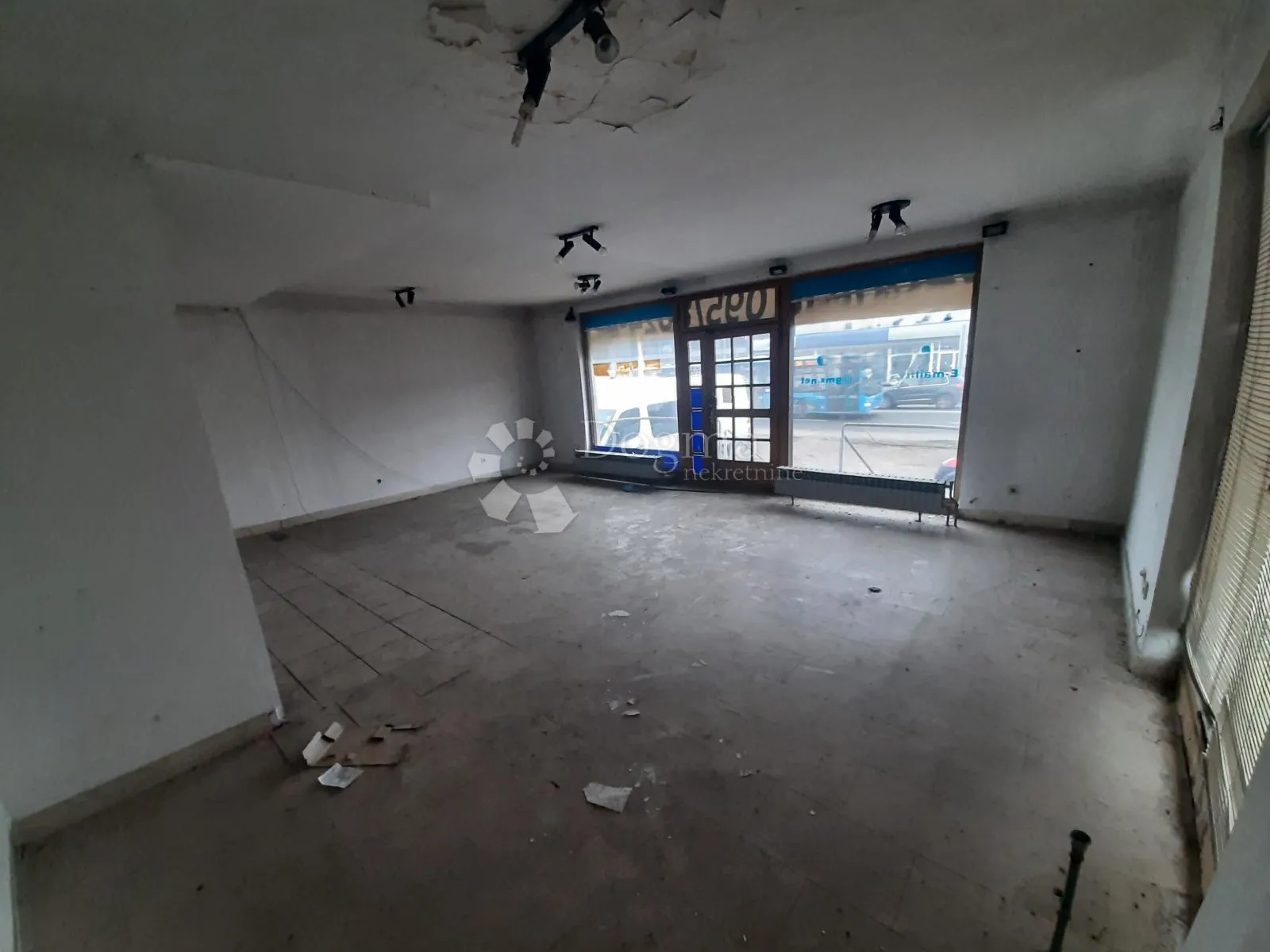 višenamjenska kuća s posl. prostorom- 250m2 + veliki parking - slika 9