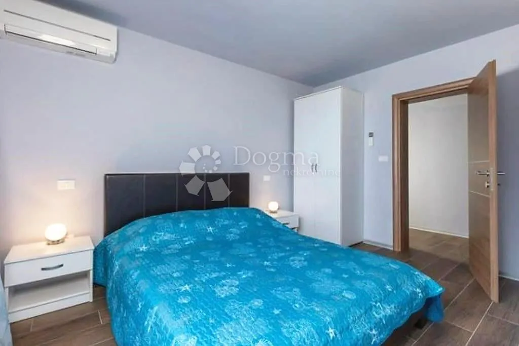luksuzna kuća sa 4 stana 200 m od mora - slika 9