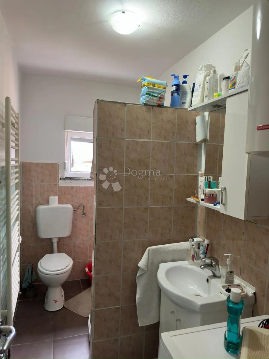 kuća s 2 stana 2 pomoćna objekta i 3000 m2 vrta - slika 11