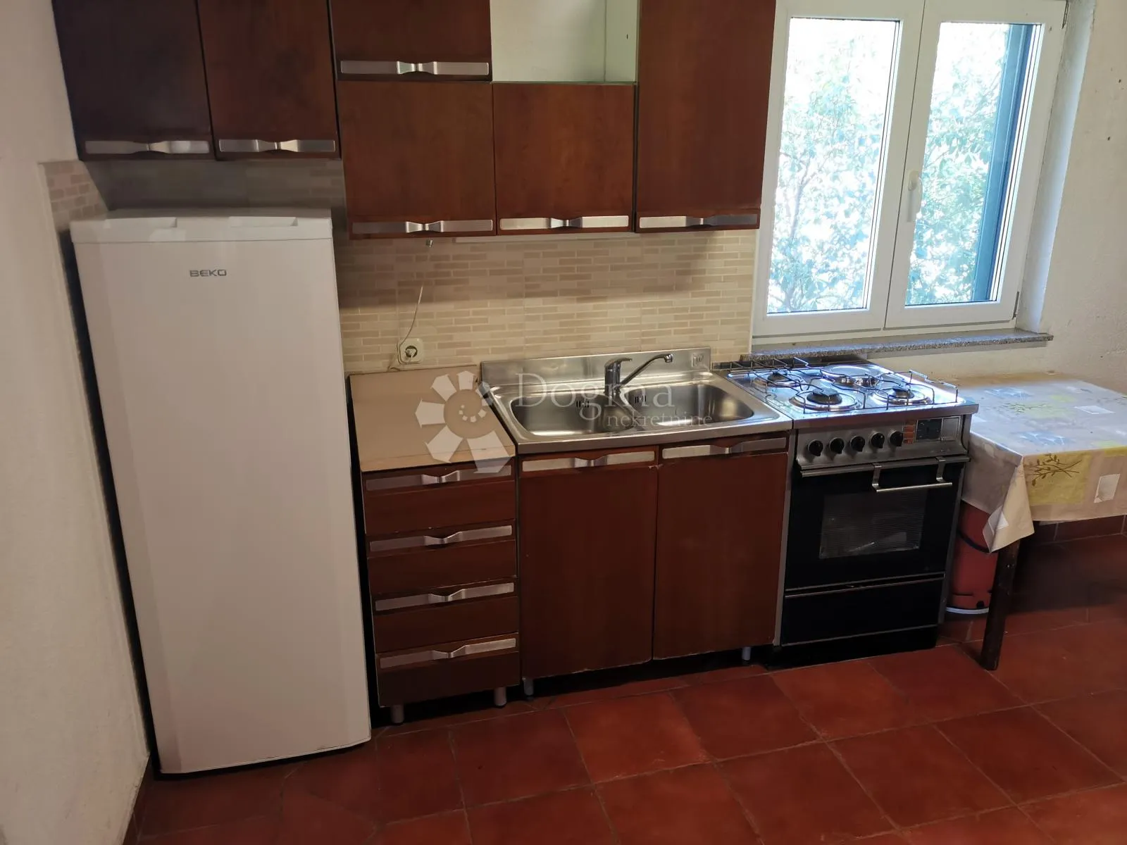 kuća sa 3 stana i bazenom na top lokaciji - slika 42