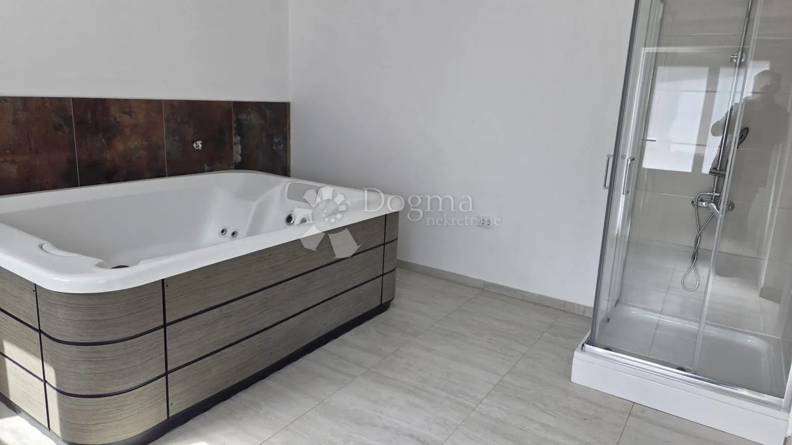 moderna kuća s bazenom i panoramskim pogledom - slika 10
