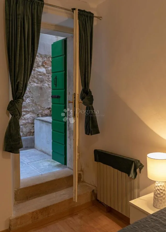 rovinj, centar – elegantan jednosoban stan u kamenoj zgradi, 200m od mora - slika 12