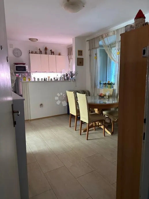 dvosoban stan u centru grada - slika 2