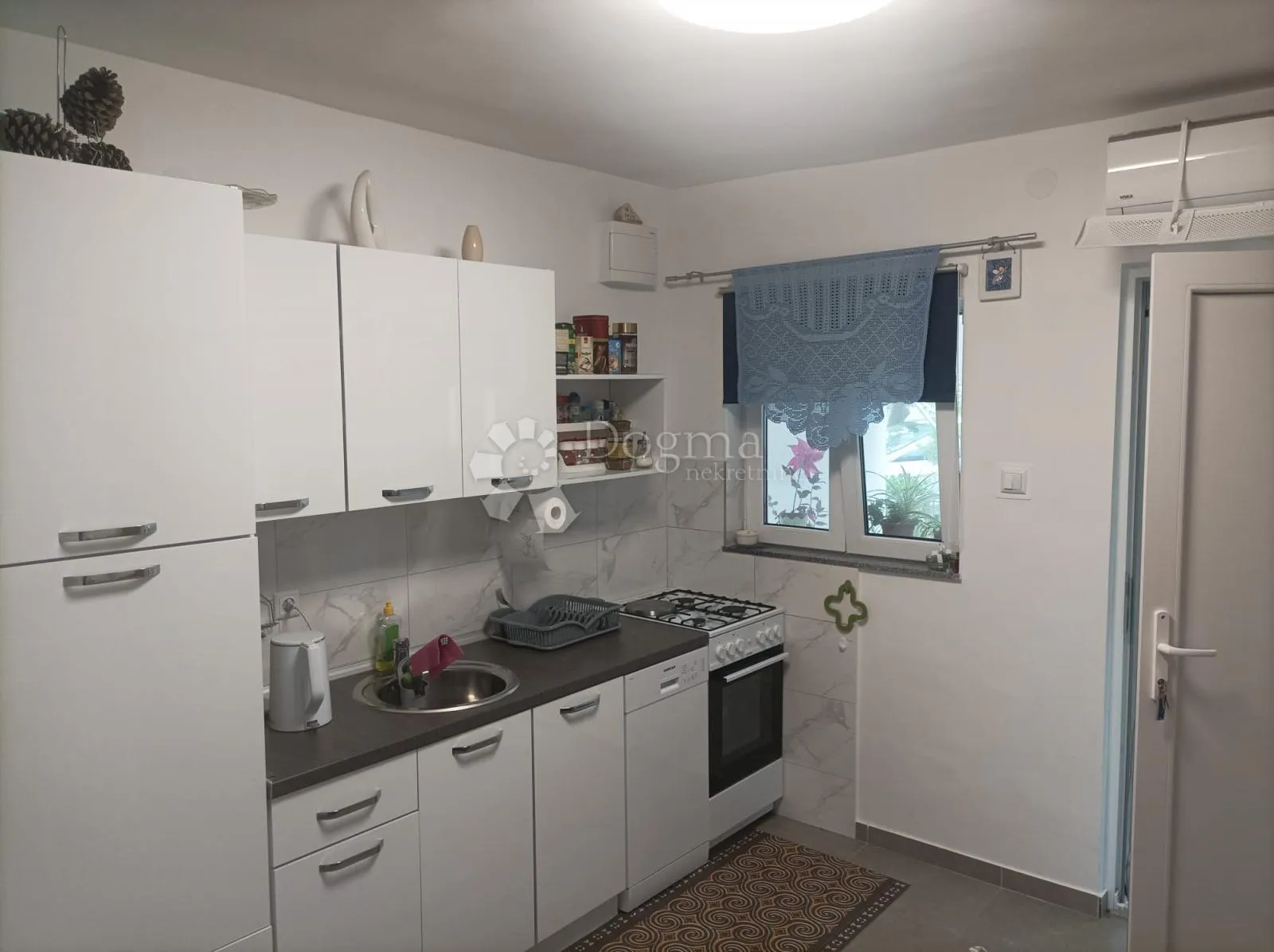 obrovac 2 apartmana 6sb + 2db ogromna okućnica - slika 2
