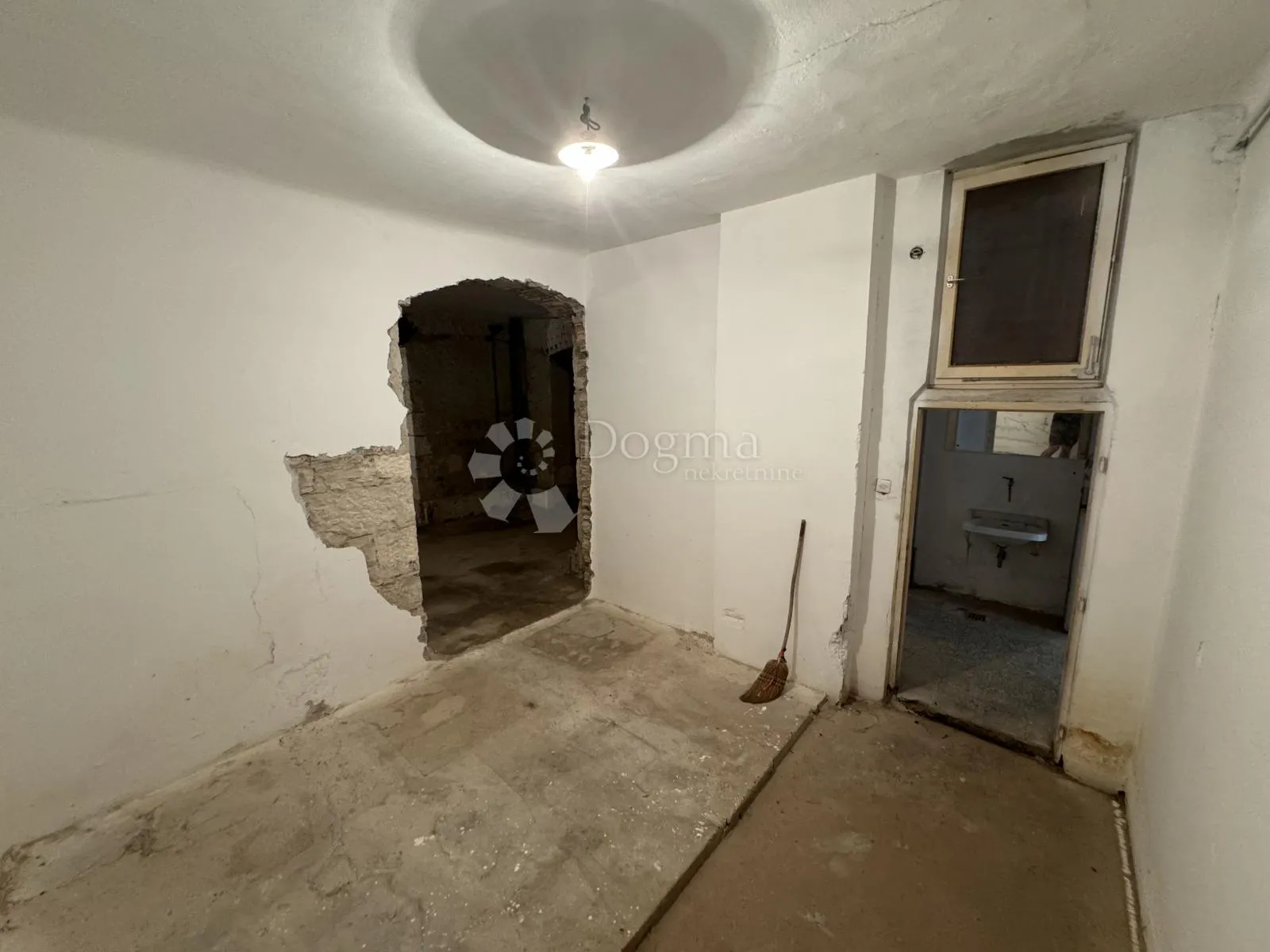 jedinstveni poslovni prostor 142m2 -pula centar - slika 7
