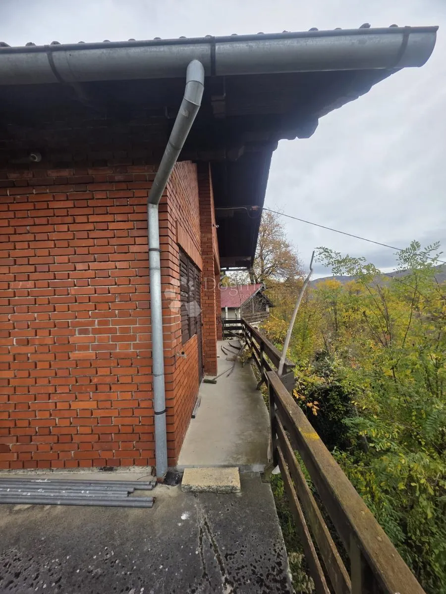 vikendica s velikom okućnicom i šumom – mir i priroda na jednom mjestu - slika 11