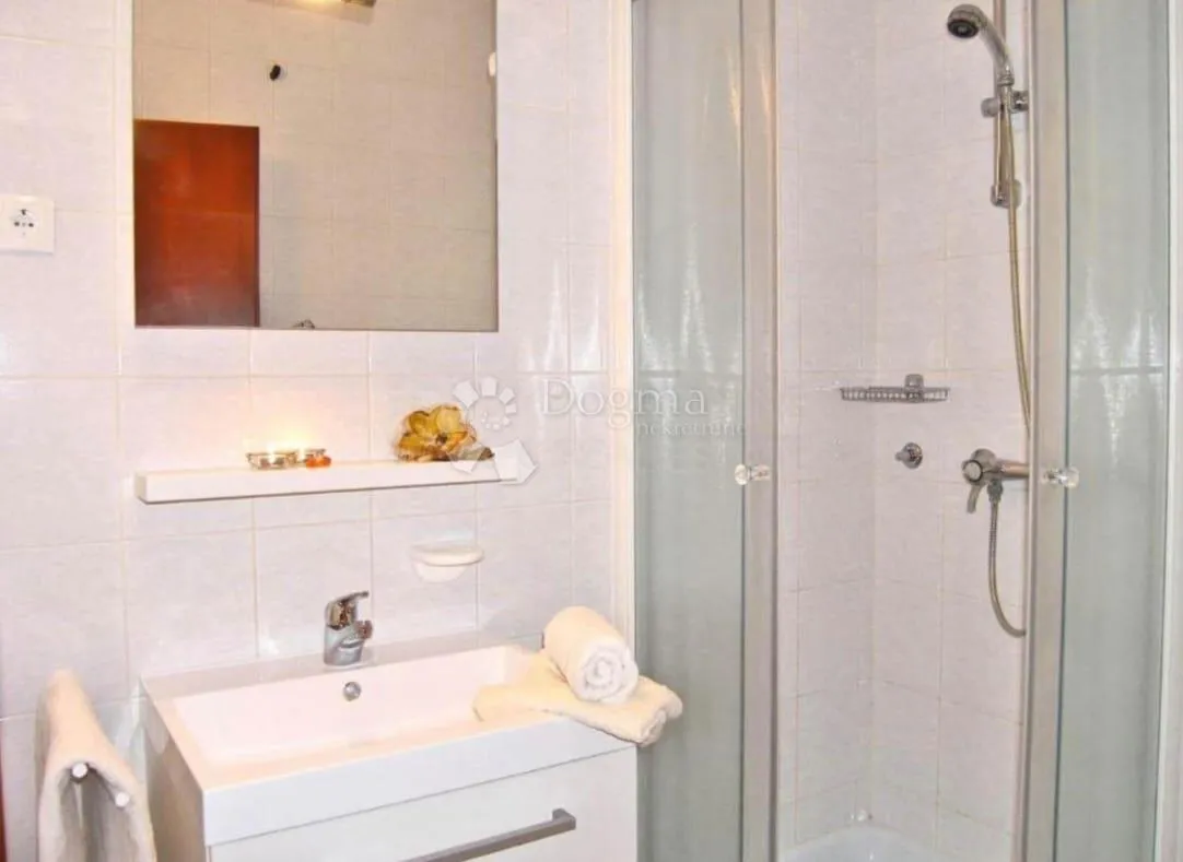tribunj - iznimna apartmanska kuća s predivnim vrtom i bazenom - slika 27