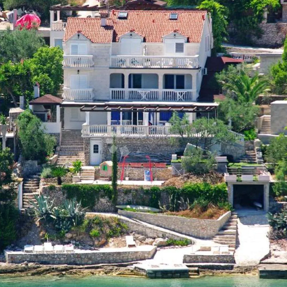 PRVI RED DO MORA: Samoodrživa apartmanska vila s uhodanim poslovanjem – Vela Luka, Korčula
