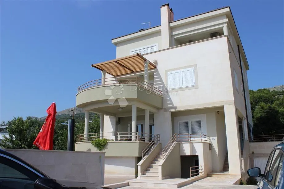 PODSTRANA, IMPRESIVNA KUĆA S 4 ETAŽE, BAZENOM I DODATNIM ZEMLJIŠTEM, 250m od mora - Podstrana - Grljevac, Podstrana
