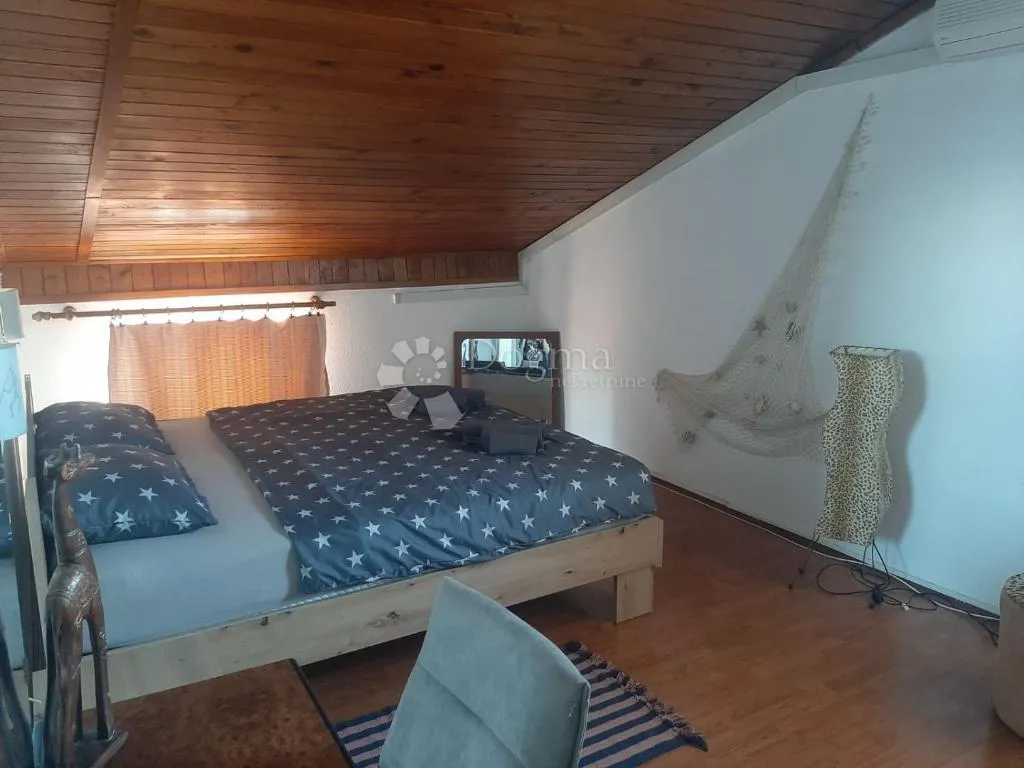 interesantan trosoban stan na atraktivnoj lokaciji - slika 14