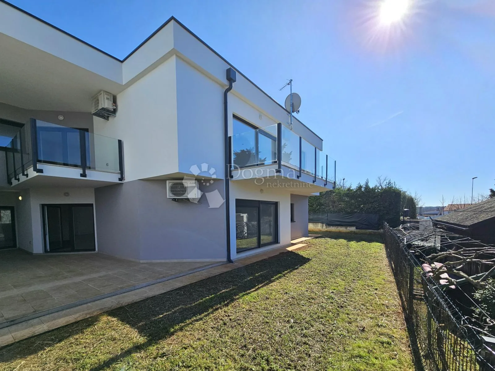 stan 400m od mora s pogledom prema moru i garažom - slika 15