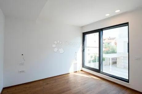 raskošan penthaus s bazenom, 100 m od mora - slika 27