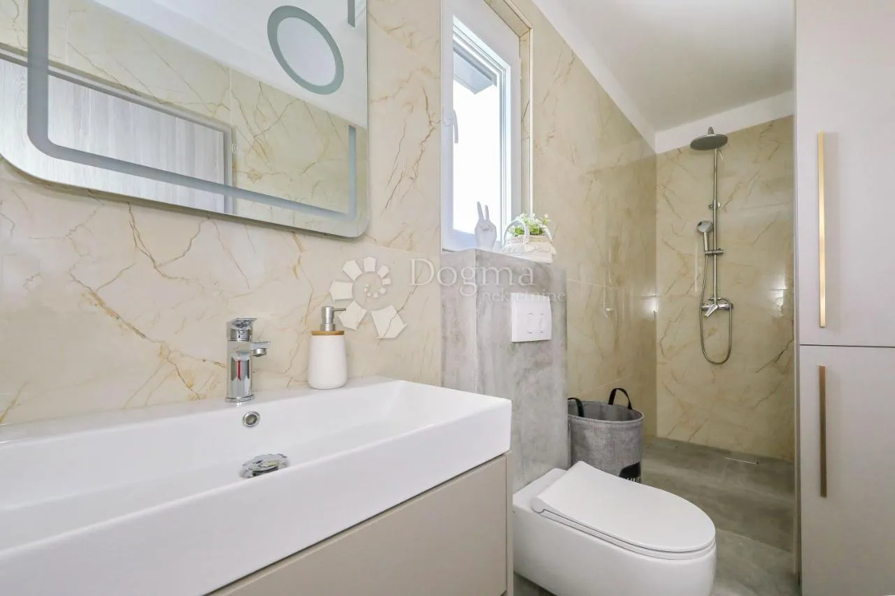 moderna vila s bazenom, prvi red uz more! - slika 34