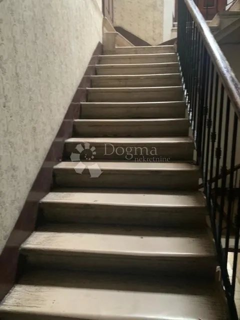 mali renovirani stan na dobroj lokaciji - slika 12