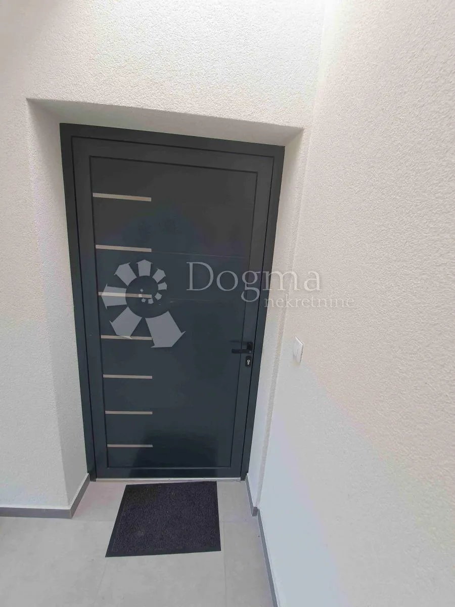 vila sa 4 apartmana, 2 bazena, 200 metara od mora - slika 26